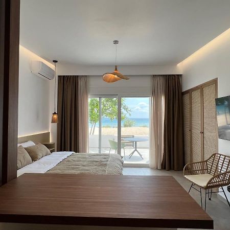 Penthouse & Apartments By The Sea Airport Airstay Артемида Екстериор снимка